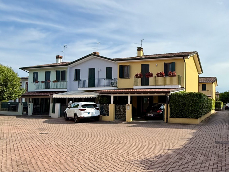 COMPOSIZIONE:
Proponiamo in vendita una porzione di casa a schiera di testa, composta da ingresso...