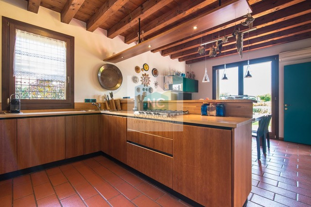 Villa singola di pregio a Bragni Cadoneghe, caratterizzata da una struttura architettonica partic...