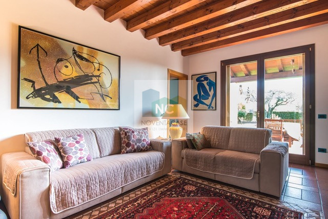 Villa singola di pregio a Bragni Cadoneghe, caratterizzata da una struttura architettonica partic...