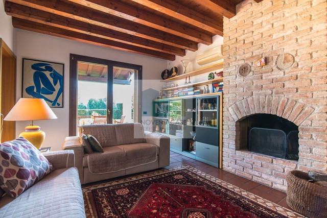 Villa singola di pregio a Bragni Cadoneghe, caratterizzata da una struttura architettonica partic...