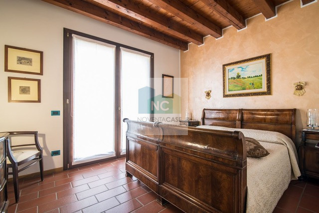 Villa singola di pregio a Bragni Cadoneghe, caratterizzata da una struttura architettonica partic...