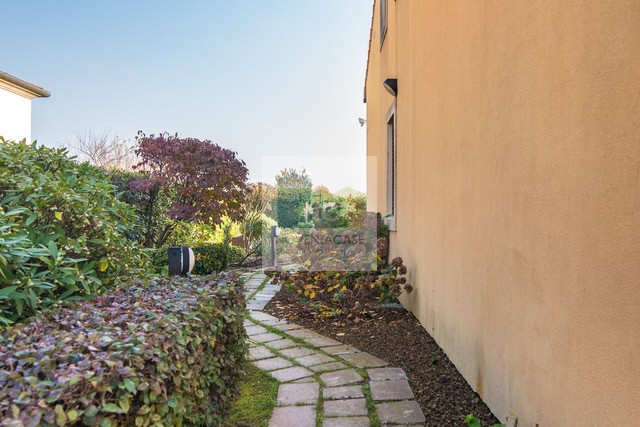 Villa singola di pregio a Bragni Cadoneghe, caratterizzata da una struttura architettonica partic...
