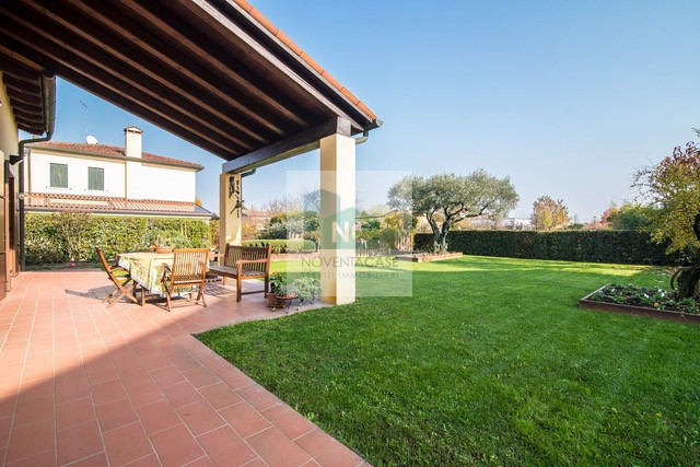 Villa singola di pregio a Bragni Cadoneghe, caratterizzata da una struttura architettonica partic...