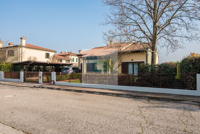 Villa singola di pregio a Bragni Cadoneghe, caratterizzata da una struttura architettonica partic...