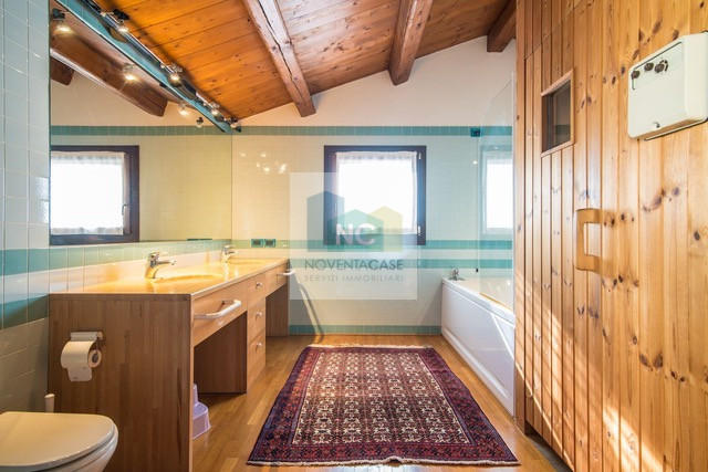 Villa singola di pregio a Bragni Cadoneghe, caratterizzata da una struttura architettonica partic...