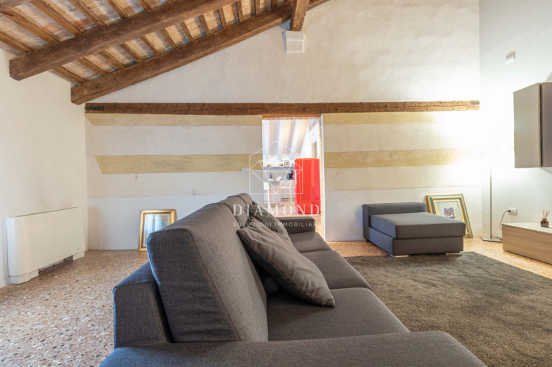 DISPONIBILE DAL 01 APRILE 2026.

Falzè di Trevignano: inserito in un curato e piacevole contesto ...