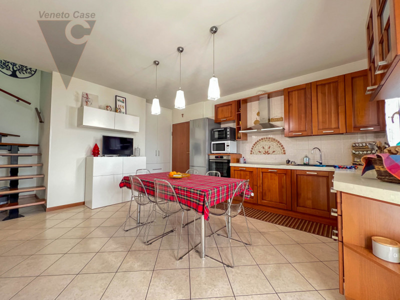 In contesto riservato di sole cinque unità, proponiamo appartamento duplex a corte al primo piano...