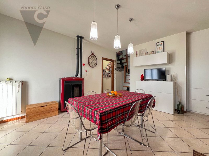 In contesto riservato di sole cinque unità, proponiamo appartamento duplex a corte al primo piano...