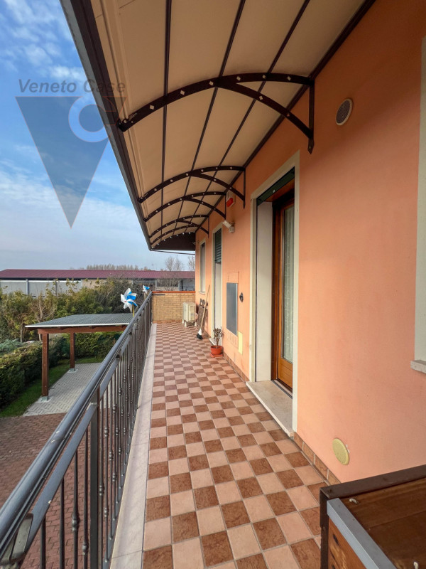 In contesto riservato di sole cinque unità, proponiamo appartamento duplex a corte al primo piano...