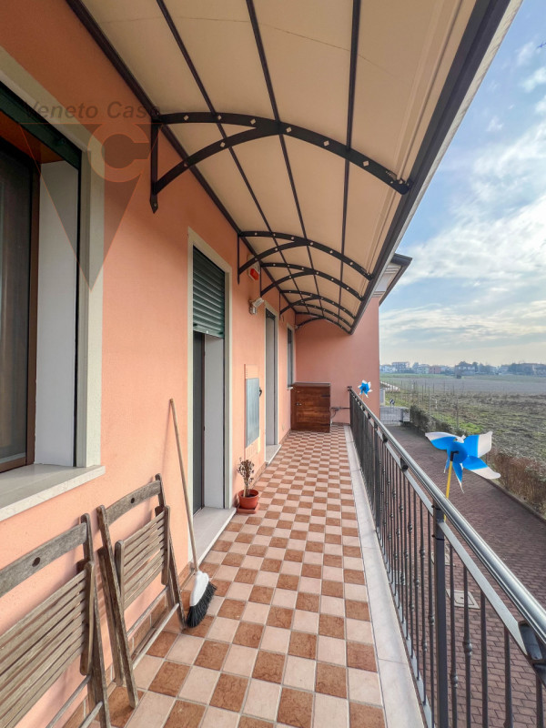 In contesto riservato di sole cinque unità, proponiamo appartamento duplex a corte al primo piano...