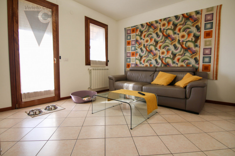 In contesto riservato di sole cinque unità, proponiamo appartamento duplex a corte al primo piano...