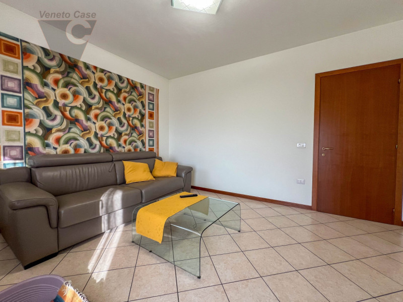 In contesto riservato di sole cinque unità, proponiamo appartamento duplex a corte al primo piano...