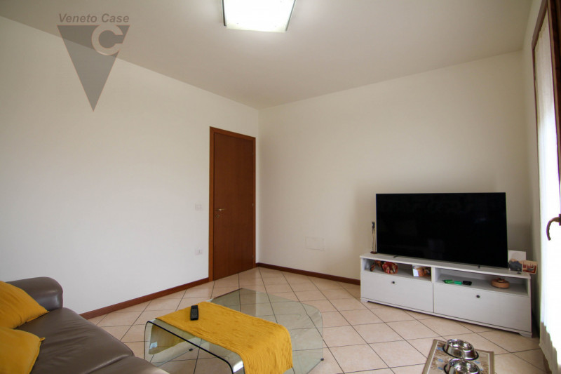 In contesto riservato di sole cinque unità, proponiamo appartamento duplex a corte al primo piano...