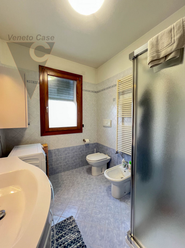 In contesto riservato di sole cinque unità, proponiamo appartamento duplex a corte al primo piano...