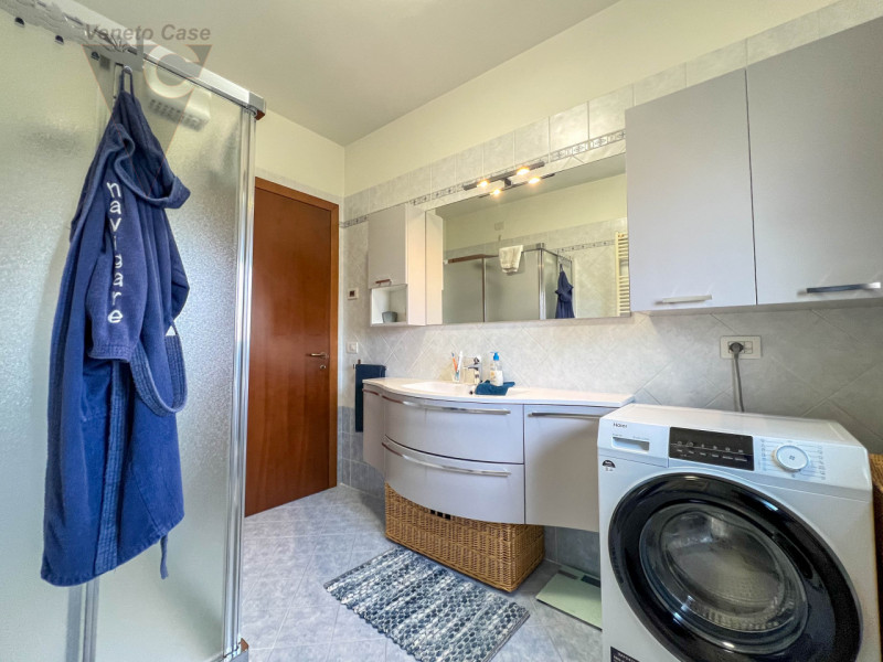 In contesto riservato di sole cinque unità, proponiamo appartamento duplex a corte al primo piano...