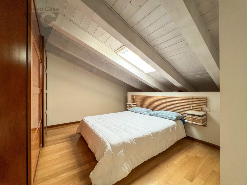 In contesto riservato di sole cinque unità, proponiamo appartamento duplex a corte al primo piano...