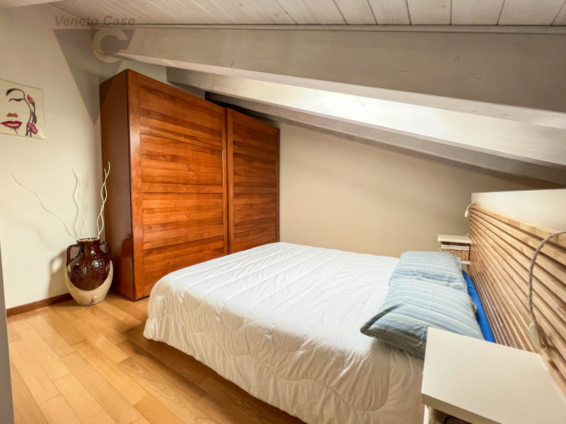 In contesto riservato di sole cinque unità, proponiamo appartamento duplex a corte al primo piano...