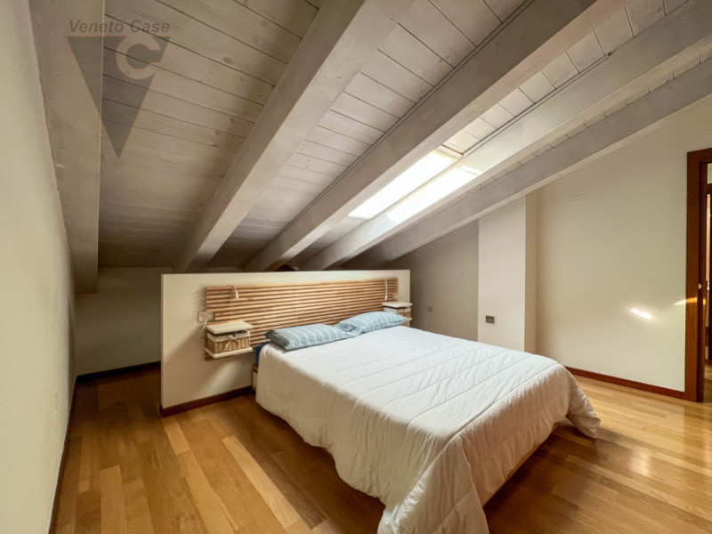 In contesto riservato di sole cinque unità, proponiamo appartamento duplex a corte al primo piano...