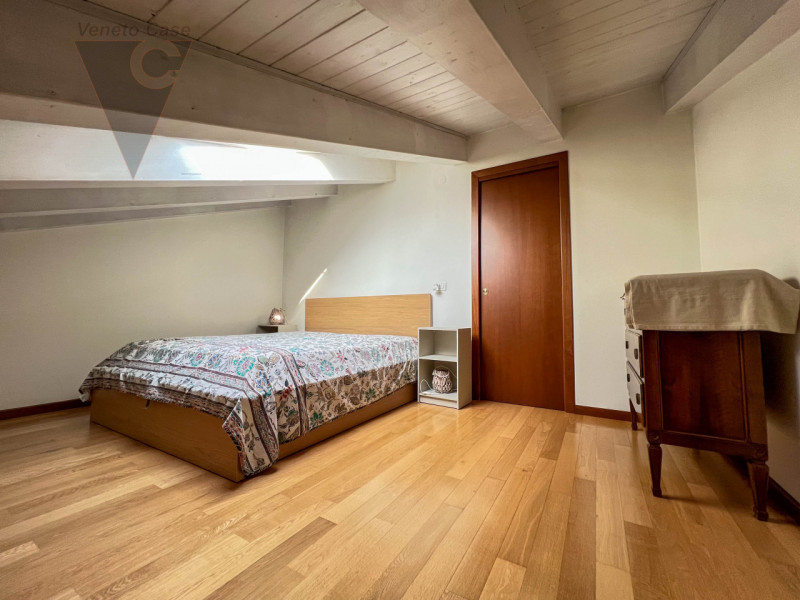 In contesto riservato di sole cinque unità, proponiamo appartamento duplex a corte al primo piano...