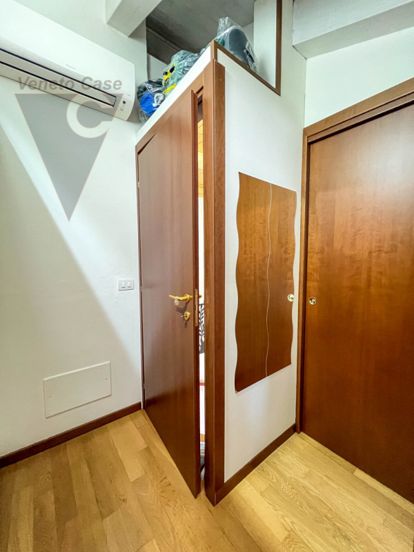 In contesto riservato di sole cinque unità, proponiamo appartamento duplex a corte al primo piano...