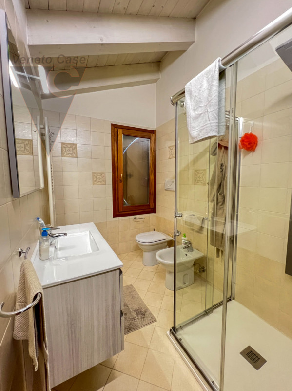 In contesto riservato di sole cinque unità, proponiamo appartamento duplex a corte al primo piano...