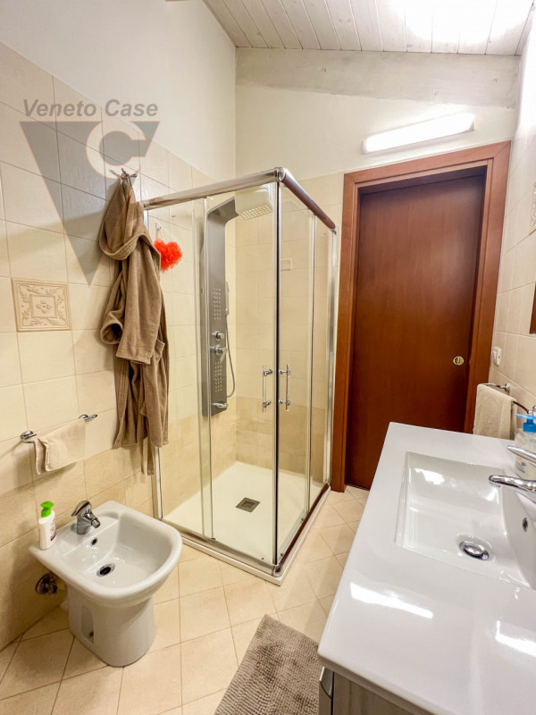 In contesto riservato di sole cinque unità, proponiamo appartamento duplex a corte al primo piano...