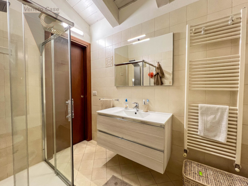 In contesto riservato di sole cinque unità, proponiamo appartamento duplex a corte al primo piano...