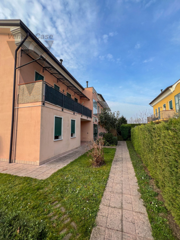 In contesto riservato di sole cinque unità, proponiamo appartamento duplex a corte al primo piano...