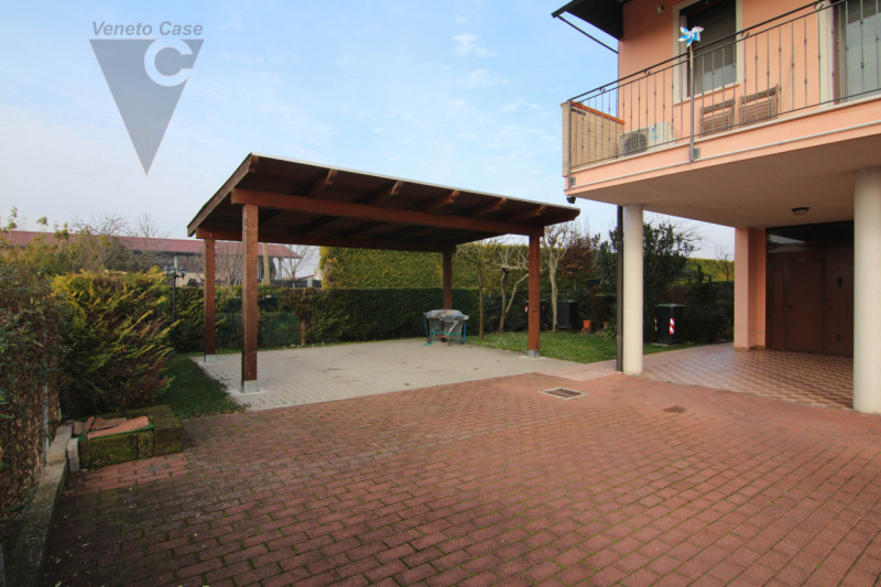 In contesto riservato di sole cinque unità, proponiamo appartamento duplex a corte al primo piano...