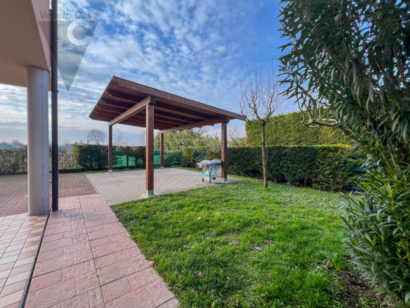 In contesto riservato di sole cinque unità, proponiamo appartamento duplex a corte al primo piano...