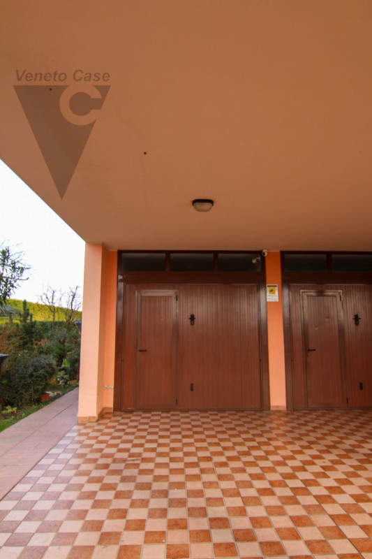 In contesto riservato di sole cinque unità, proponiamo appartamento duplex a corte al primo piano...