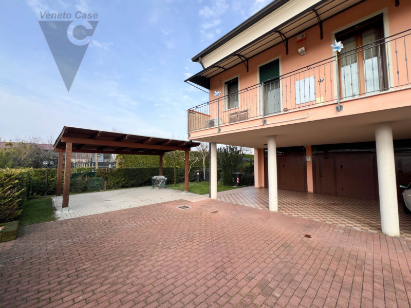 In contesto riservato di sole cinque unità, proponiamo appartamento duplex a corte al primo piano...