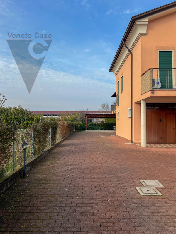 In contesto riservato di sole cinque unità, proponiamo appartamento duplex a corte al primo piano...