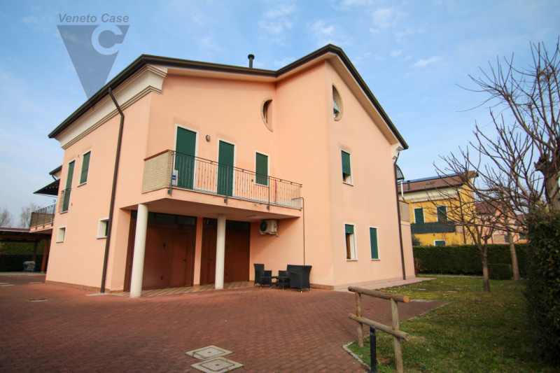 In contesto riservato di sole cinque unità, proponiamo appartamento duplex a corte al primo piano...