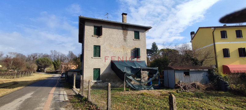 Ai piedi dei suggestivi Colli di Conegliano, proponiamo una prestigiosa casa rustica di campagna,...