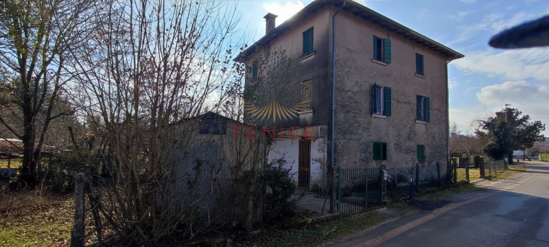 Ai piedi dei suggestivi Colli di Conegliano, proponiamo una prestigiosa casa rustica di campagna,...