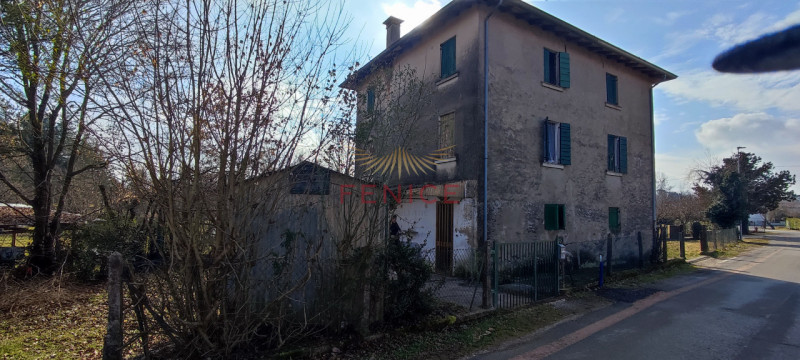 Ai piedi dei suggestivi Colli di Conegliano, proponiamo una prestigiosa casa rustica di campagna,...