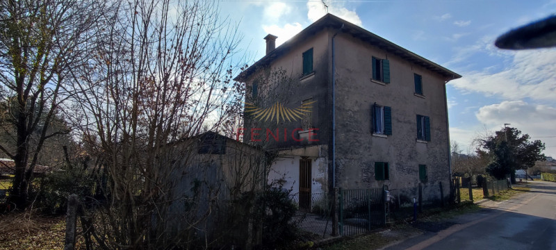 Ai piedi dei suggestivi Colli di Conegliano, proponiamo una prestigiosa casa rustica di campagna,...