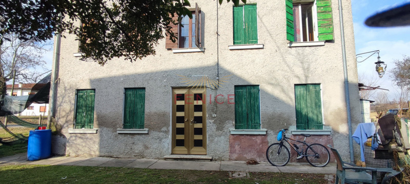 Ai piedi dei suggestivi Colli di Conegliano, proponiamo una prestigiosa casa rustica di campagna,...