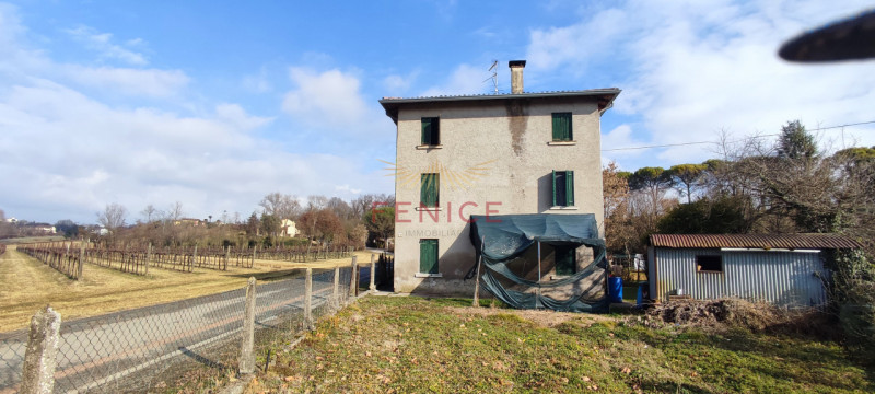 Ai piedi dei suggestivi Colli di Conegliano, proponiamo una prestigiosa casa rustica di campagna,...