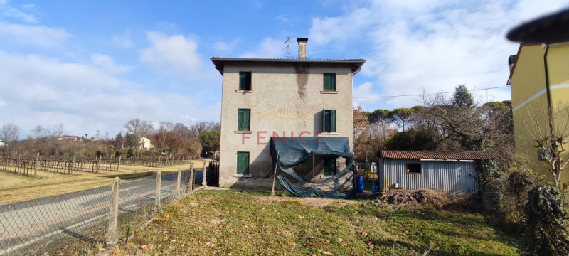 Ai piedi dei suggestivi Colli di Conegliano, proponiamo una prestigiosa casa rustica di campagna,...