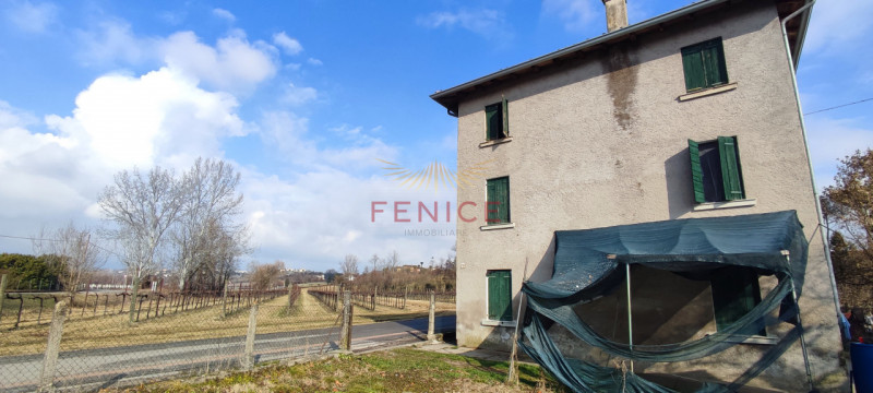 Ai piedi dei suggestivi Colli di Conegliano, proponiamo una prestigiosa casa rustica di campagna,...