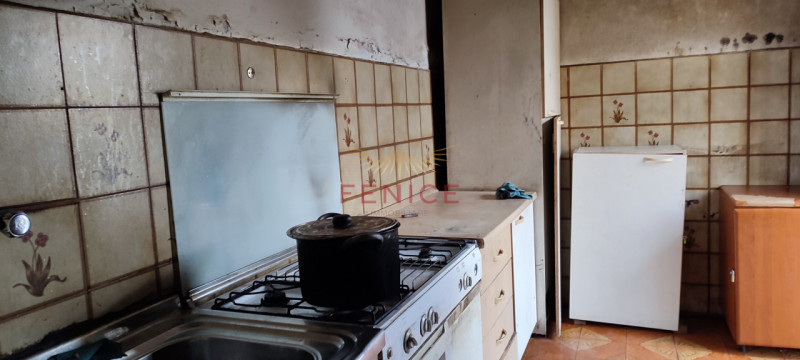 Ai piedi dei suggestivi Colli di Conegliano, proponiamo una prestigiosa casa rustica di campagna,...