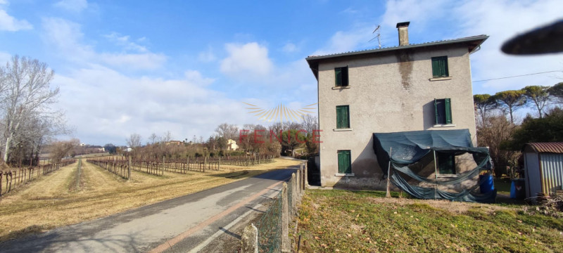Ai piedi dei suggestivi Colli di Conegliano, proponiamo una prestigiosa casa rustica di campagna,...