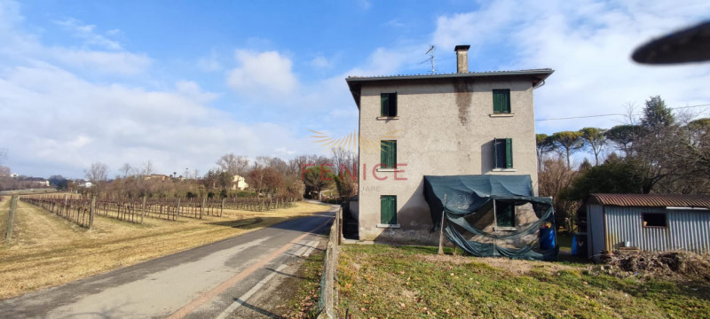 Ai piedi dei suggestivi Colli di Conegliano, proponiamo una prestigiosa casa rustica di campagna,...