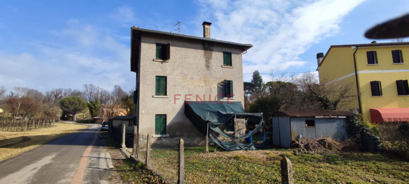 Ai piedi dei suggestivi Colli di Conegliano, proponiamo una prestigiosa casa rustica di campagna,...
