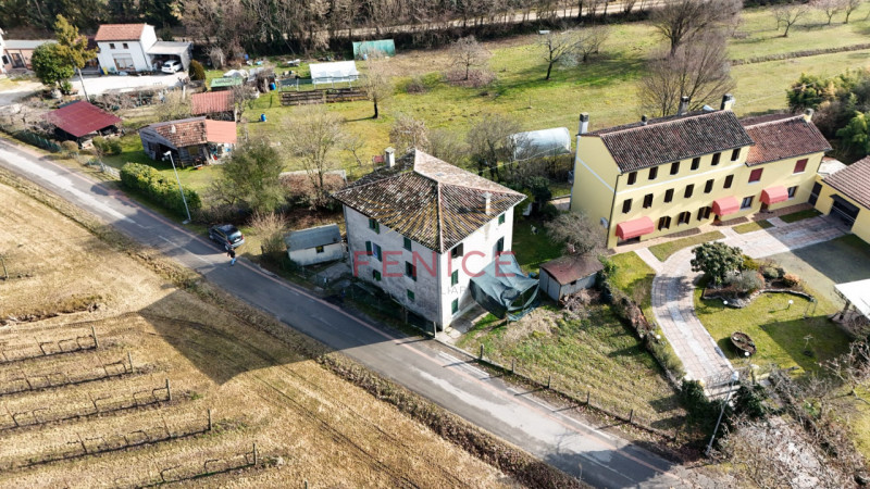Ai piedi dei suggestivi Colli di Conegliano, proponiamo una prestigiosa casa rustica di campagna,...