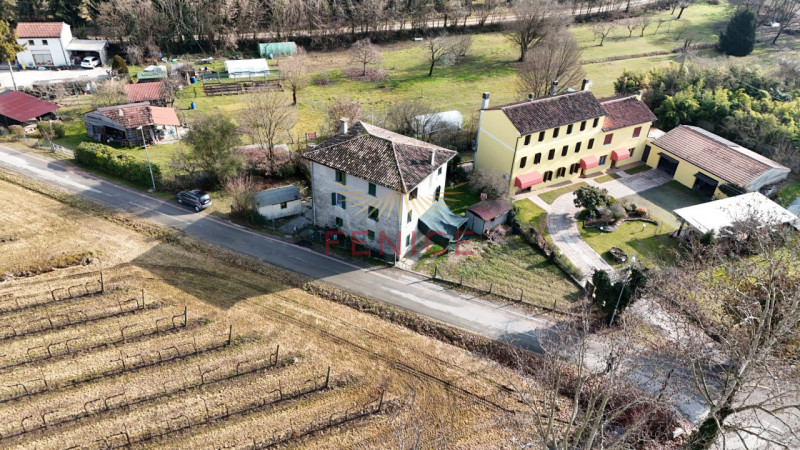 Ai piedi dei suggestivi Colli di Conegliano, proponiamo una prestigiosa casa rustica di campagna,...