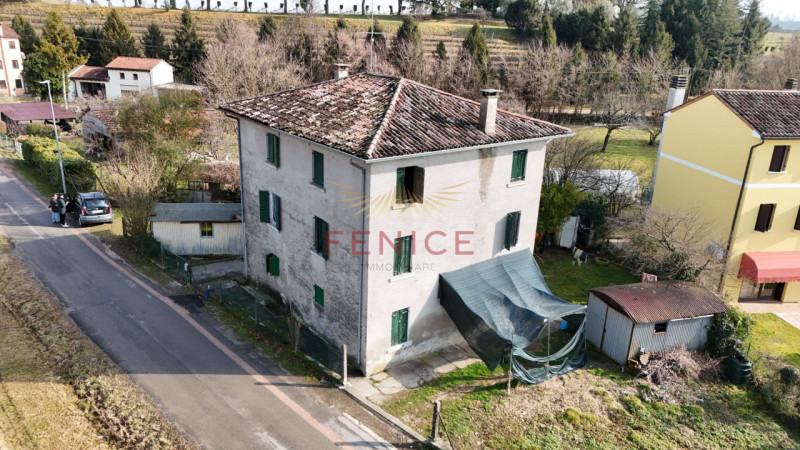 Ai piedi dei suggestivi Colli di Conegliano, proponiamo una prestigiosa casa rustica di campagna,...