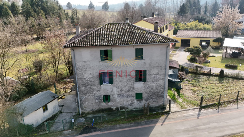 Ai piedi dei suggestivi Colli di Conegliano, proponiamo una prestigiosa casa rustica di campagna,...
